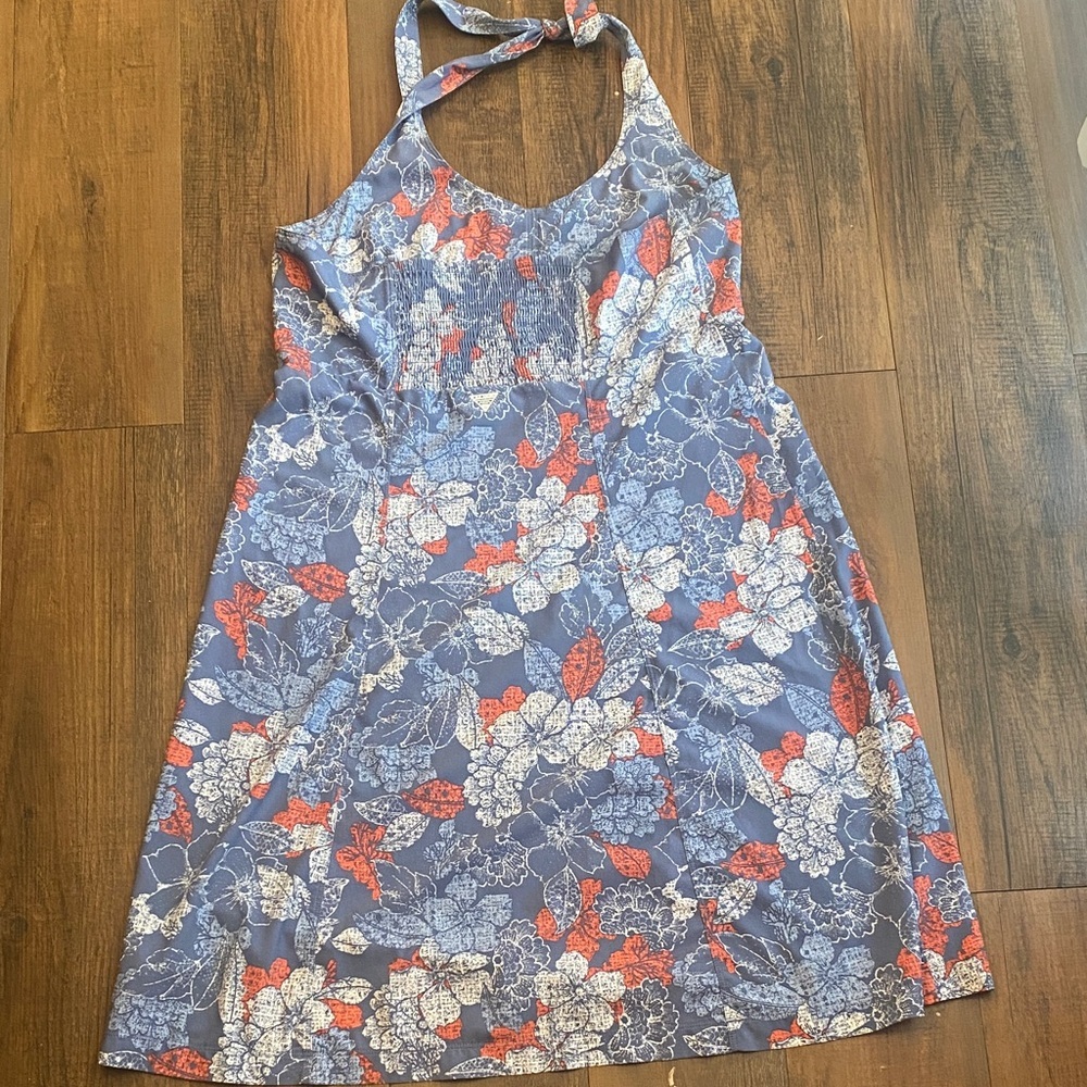 Columbia Blue and Red Patterned Garment - Picture 4 of 7